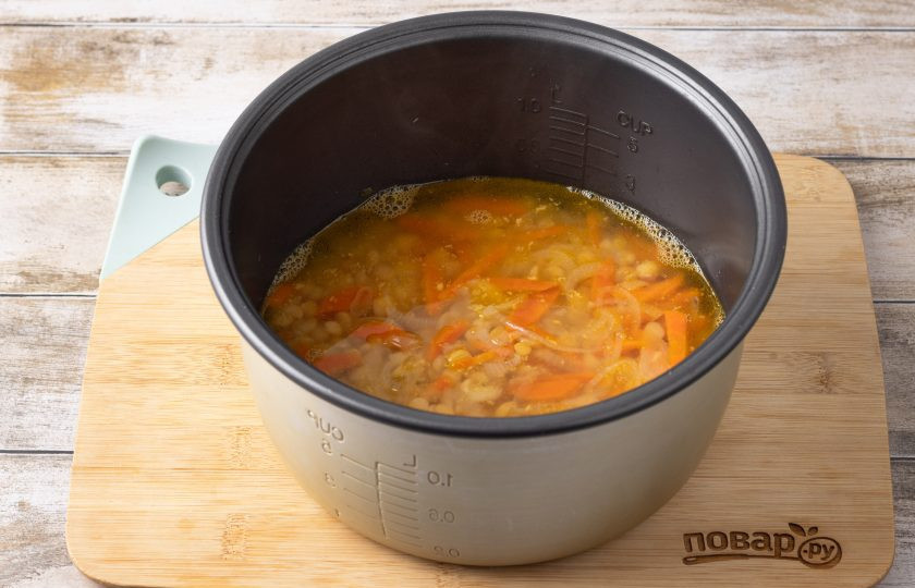 1. Этап. Гороховая каша с морковью и луком в мультиварке: Влейте горячую воду и выставите режим «Молочная каша». Готовьте около 55 минут, пока горох полностью не разварится, а вода не выпарится.