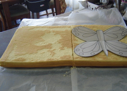 1. Этап. Торт Бабочка: 1. Для приготовления бисквита взбейте отдельно желтки и белки с сахаром (разделите сахар и добавьте отдельно в белки, отдельно в желтки). Смешайте обе смеси, добавьте просеянную муку и разрыхлитель. Выложите тесто в смазанную маслом форму и запекайте в течение 30 минут при температуре 180 градусов. Желательно запечь два одинаковых бисквита. Готовый бисквит остудите.