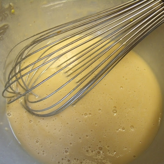 1. Этап. Соус Цезарь: Итак, допустим, соус стал именно той густоты, которая вам нужна. Прекращаем взбивать.