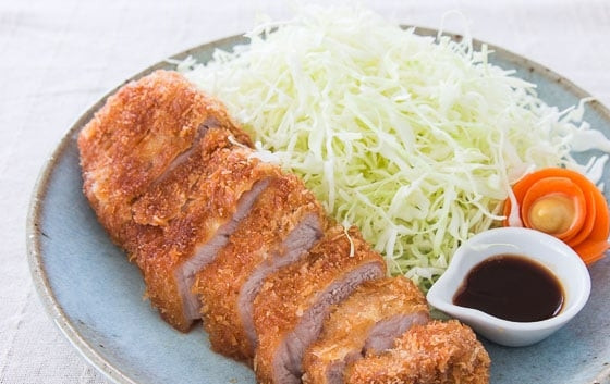1. Этап. Отбивные из свинины в панировке: 6. Подавайте отбивные вместе с капустным салатом и с любым соусом по вкусу.