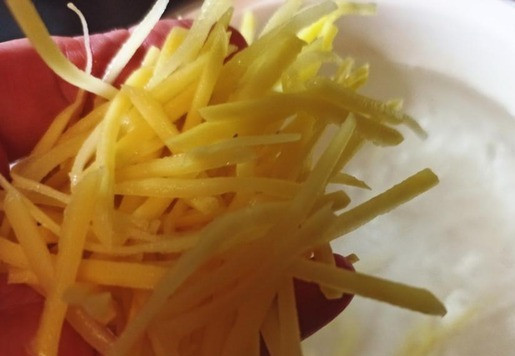 1. Этап. Салат Дыхание дракона: В кипящую воду отправить картофельную соломку. Варить с момента кипения 4 минуты. Наверное, время все таки зависит от сорта картофеля, мне хватило этих 4 минут. Картофель был не полностью вареным, даже немного с хрустинкой, но вкуса сырого картофеля не было.