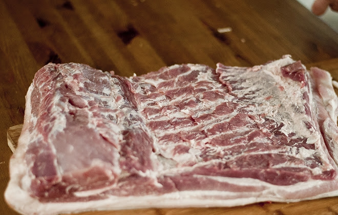 1. Этап. Паркет из свинины: 1. Вот наш кусочек свинины. Вымойте его и обсушите. Со стороны шкуры сделайте аккуратные и неглубокие надрезы.
