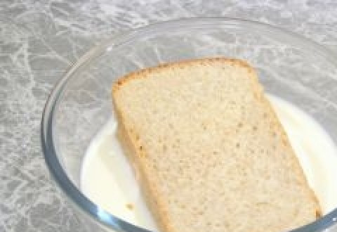 1. Этап. Сочные котлеты из фарша: Ломтики хлеба избавить от корочки, если она совсем сухая и жесткая, и замочить в молоке.