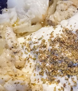 1. Этап. Ароматный минтай: Влить сметану и добавить итальянские травы. Уменьшить огонь и тушить рыбу под крышкой 10 минут.