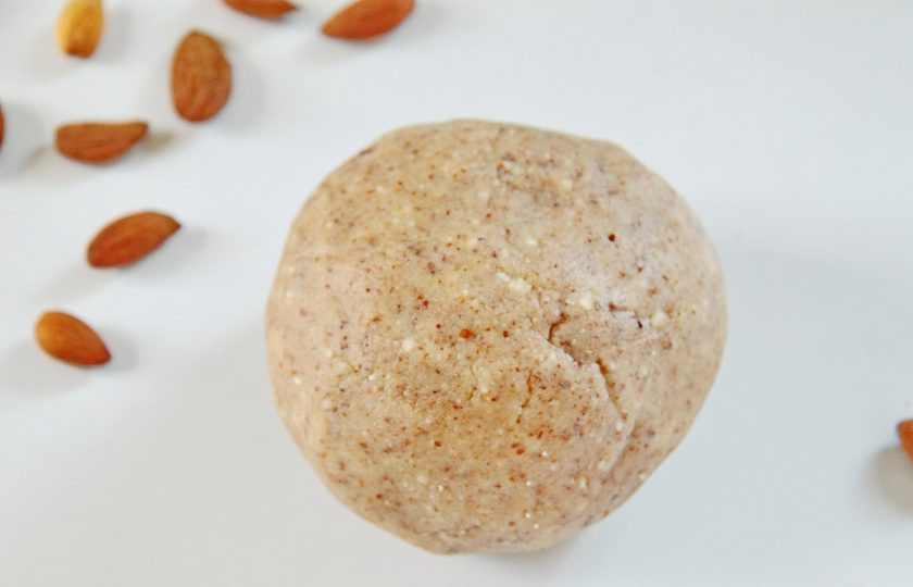 1. Этап. Миндальное печенье: 5. Замесите мягкое и чуть рассыпчатое тесто.