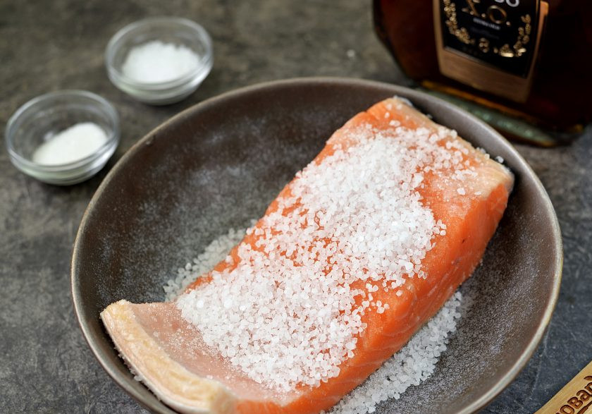 1. Этап. «Пьяный» лосось: Переложите кусок лосося в глубокую миску кожей вниз, посыпьте рыбу солью и сахаром.