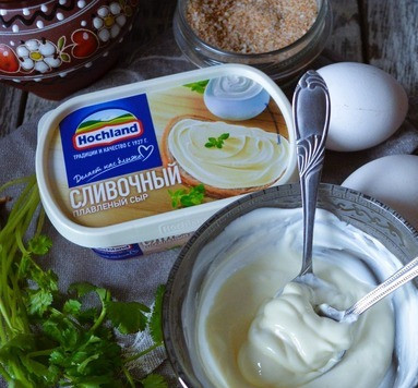 1. Этап. Яичница в сырно-сметанном соусе: Смешать до однородности.