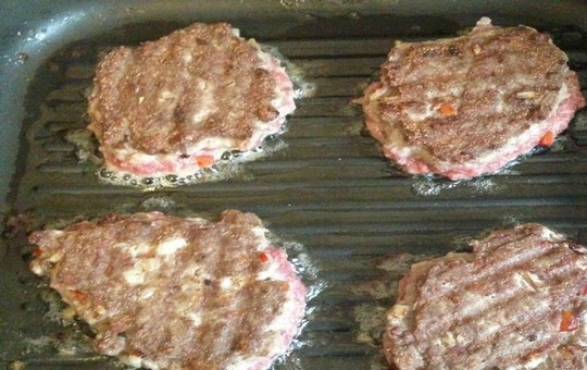 1. Этап. Котлеты из индейки с манкой: Обжарьте котлеты с обеих сторон до золотистой корочки и до готовности.