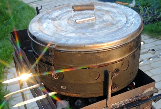 1. Этап. Скумбрия горячего копчения в коптильне: Закройте коптильню и поставьте ее на средний огонь. Когда из коптильни начнет сочиться дымок – засекайте 20 минут. По истечению этого времени снимите коптильню с огня, откройте и вынимайте готовый продукт – великолепную копченую скумбрию.