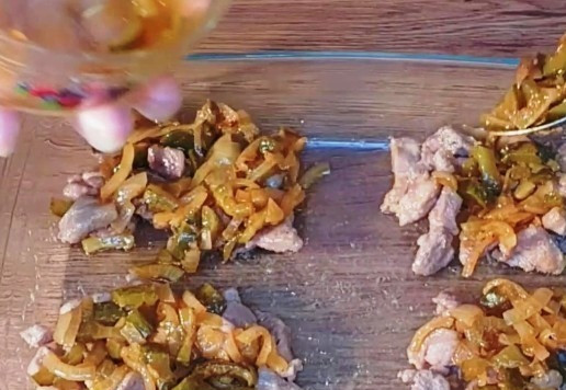 1. Этап. Мясные «Рассольники»: 14. На мясо кладем начинку (лук, огурцы,...).