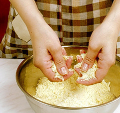 1. Этап. Печенье домашнее на сковороде: В удобное глубокое блюдо просеиваем муку, разрыхлитель, соль, сахар, положить туда масло и растереть руками до крошек.