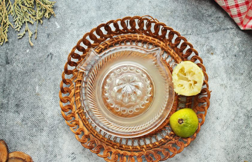 1. Этап. Коктейль Буравчик: Лайм разрежьте пополам и выжмите сок, удалите семена.