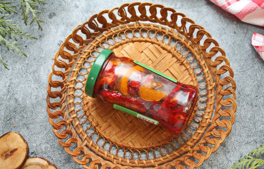 1. Этап. Вяленый болгарский перец в духовке: Если хотите сделать такой перец впрок, выложите его в сухие, стерилизованные банки. Добавьте нарезанный чеснок и черный перец. Масло нагрейте и залейте перец до самого верха. Плотно закройте чистыми крышками. После остывания уберите в холодильник.