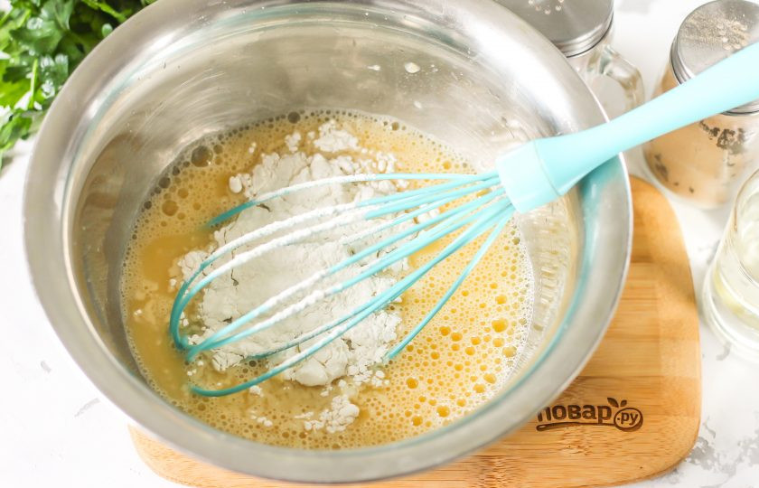 1. Этап. Блины на пиве без молока: Добавьте пшеничную муку высшего сорта и еще раз взбейте. Влейте растительное масло и перемешайте. Отставьте тесто на 15 минут в сторону, чтобы активировалась клейковина.