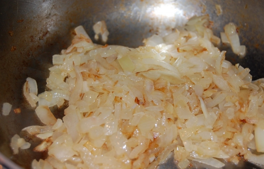 1. Этап. Шпинат в сливочном соусе: Добавьте лук.