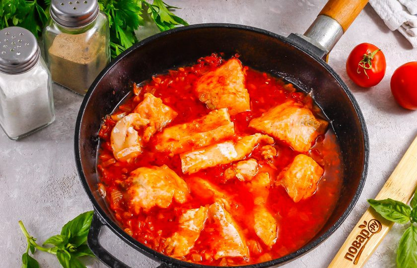 1. Этап. Лосось в томатном соусе: Красная рыба готовится очень быстро. Главное — не пересушить ее.