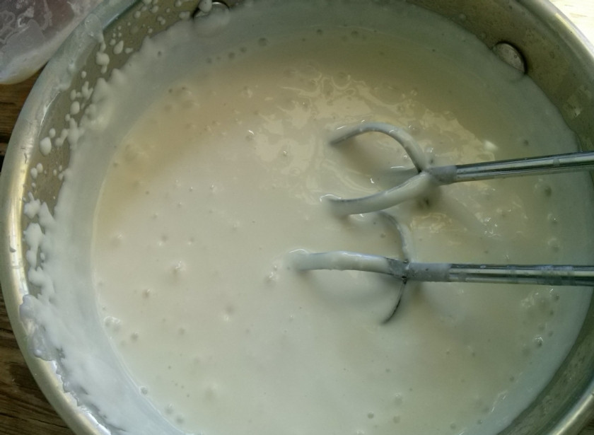 1. Этап. Зефир по Дюкану: Соедините с творогом, взбейте.