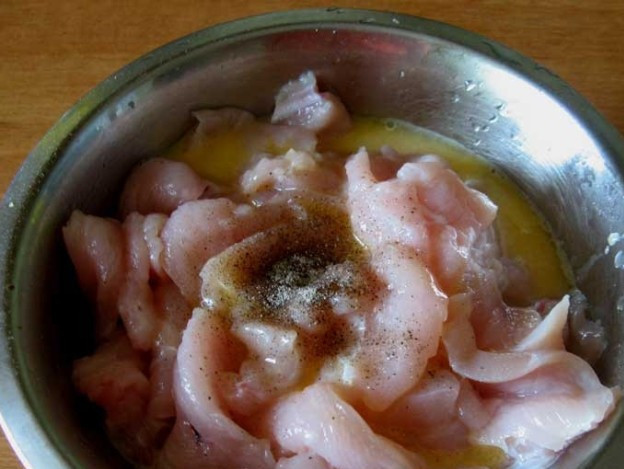 1. Этап. Мясо по-французски из индейки: Добавьте взбитое яйцо, соль и перец.