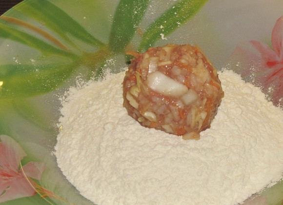 1. Этап. Голубцы ленивые в казане: 7. Муку высыпать в глубокую мисочку и, сформировав из фарша шарики, обвалять в муке.