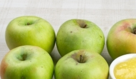 1. Этап. Печеные яблоки в микроволновке: Очень хорошо подходят для запекания яблоки сорта ренет Симеренка. Можно взять любые другие с кисловатым вкусом и с жесткой кожурой.