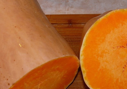 1. Этап. Сок из тыквы и моркови на зиму: Тыкву помойте и порежьте.