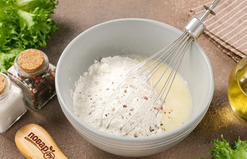 1. Этап. Крабовые палочки в пивном кляре: Добавьте муку и молотый перец по желанию.