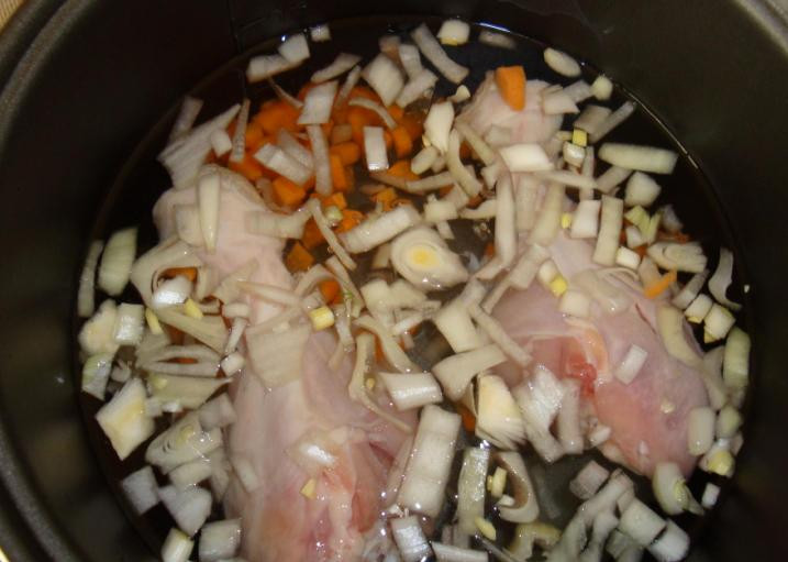 1. Этап. Суп с лапшой в мультиварке: Теперь вливаем воду, солим и добавляем специи по вкусу, перемешиваем все.