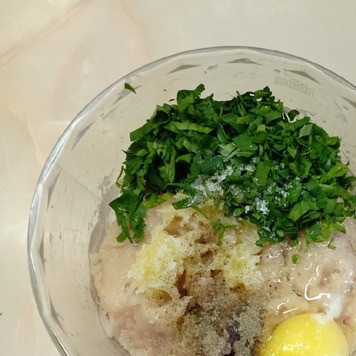 1. Этап. Курица по-китайски: Добавить туда же пропущенный через пресс чеснок, вбить яйцо, положить измельченную зелень петрушки, соль и замесить фарш.