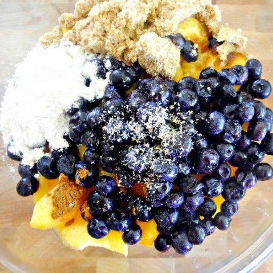 1. Этап. Пирог с черникой и персиками по-деревенски: Тем временем приготовим начинку. Для этого выложим в мисочку чернику, дольками нарезанные персики, сахар, немножечко муки и соли, корицу и мускатный орех.