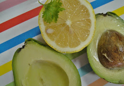 1. Этап. Дип из авокадо: Авокадо почистить, из лимона выжать сок.