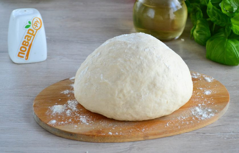 1. Этап. Пицца Каприччиозо: Замесите мягкое эластичное тесто, оставьте его минут на 15, чтобы тесто поднялось.