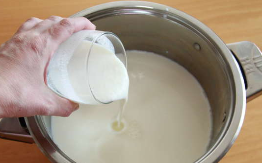 1. Этап. Сыр Президент в домашних условиях: Тщательно смешайте сметану и кефир, добавьте щепотку соли.