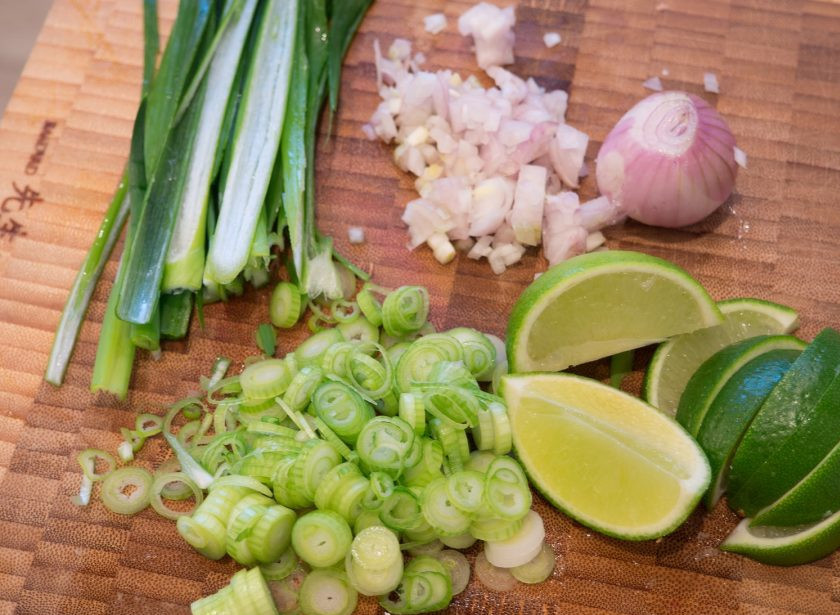 1. Этап. Као Сой: 6. Мелко нашинкуйте два вида лука. Лайм нарежьте на 8 частей.