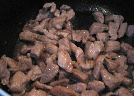 1. Этап. Баклажаны, жаренные со свининой: Разогреваем в высокой сковороде растительное масло и на большом огне обжариваем мясо до тех пор, пока вся жидкость не испарится и мясо покроется красивой румяной корочкой. Но не пересушите мясо!