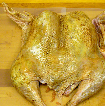 1. Этап. Турдакен: Намазать индейку солью и молотым перцем.