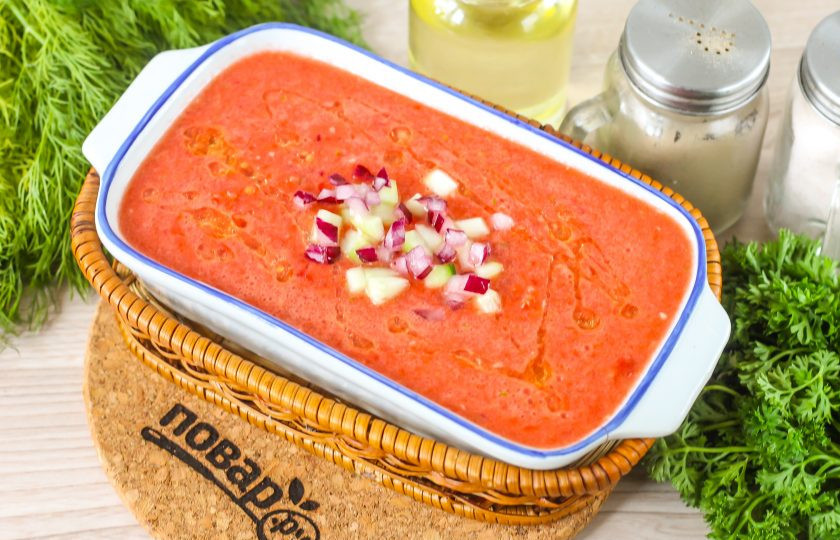 1. Этап. Гаспачо по-андалузски: Вылейте приготовленный гаспаччо в тарелку и украсьте по своему вкусу. Сбрызните качественным растительным маслом, желательно — оливковым холодного отжима.