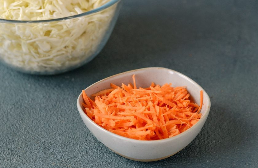 1. Этап. Квашеная капуста с клюквой и яблоками: Морковь натрите на крупной терке.