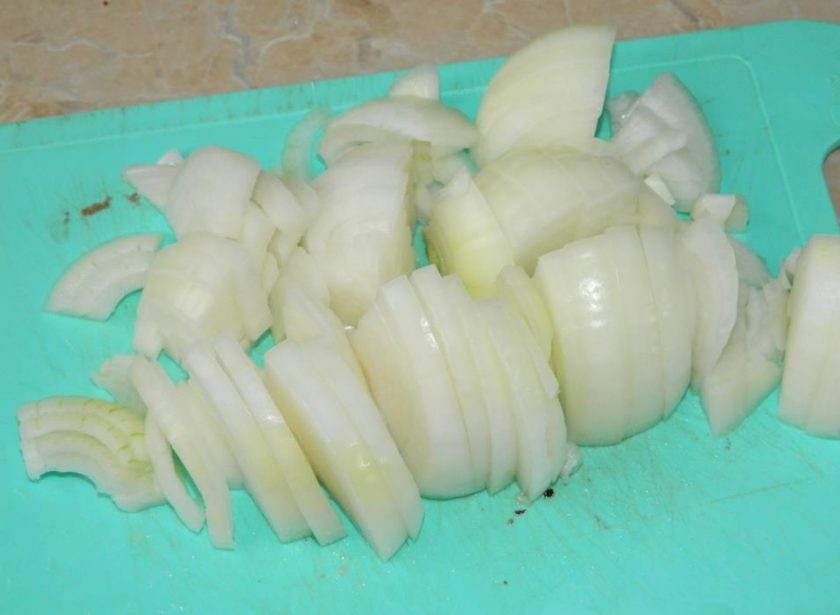 1. Этап. Куриная сковорода с кабачками: Добавьте нарезанный лук. Обжарьте все вместе, 5-7 минут.