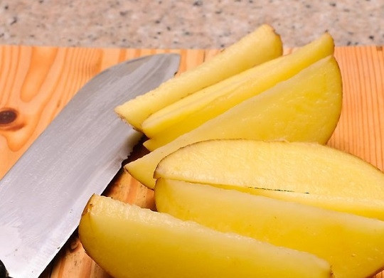 1. Этап. Ужин на скорую руку из картошки: 2. Нарежьте тонкими брусочками.