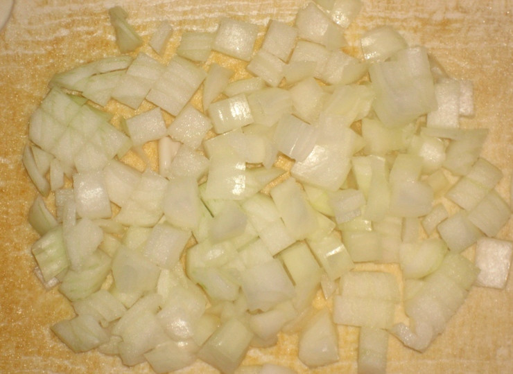 1. Этап. Щи с говядиной: Репчатый лук чистим и нарезаем небольшими кубиками.