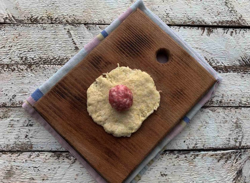 1. Этап. Белорусские клецки: Небольшую часть массы отделите влажными руками, разомните в виде тарелочки, выложите в центр фарш и закрепите в виде шарика.