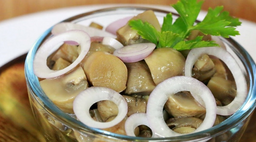 1. Этап. Быстрое маринование шампиньонов: Раскладываем грибы по чистым банкам, ставим в холодильник. Через 2 часа можно заправлять грибы маслом и добавлять свежий лук. Приятного аппетита!