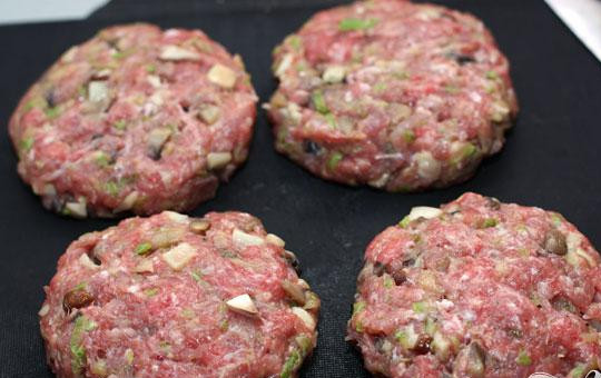 1. Этап. Гамбургер с белыми грибами: 4. Смесь следует поперчить, посолить, и затем сформировать из нее плоские и круглые котлетки, в форме гамбургеров.