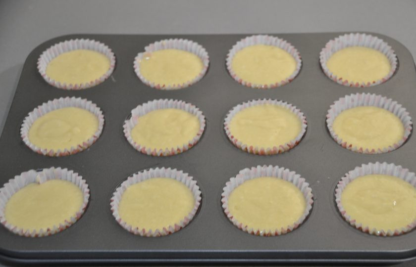 1. Этап. Кексы из кокосовой муки: Заполните формочки тестом.