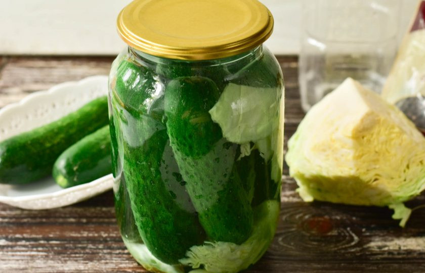 1. Этап. Огурцы с капустой на зиму: Залейте огурцы с капустой маринадом и сразу же закупорьте банку крышкой. Стерилизовать огурцы не нужно. Хранить заготовку нужно в прохладном и темном месте.