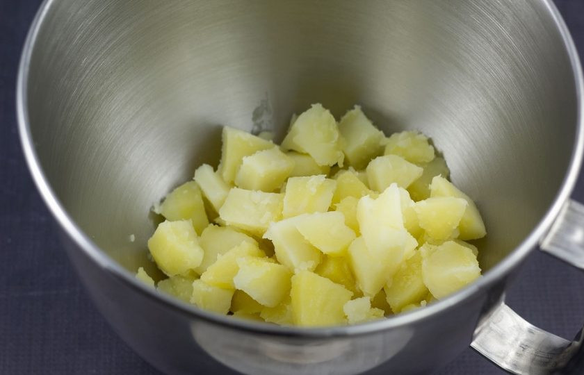 1. Этап. Картофельное пюре с беконом: 3. После этого превратите картофель в пюре, добавив масло, молоко и соль.