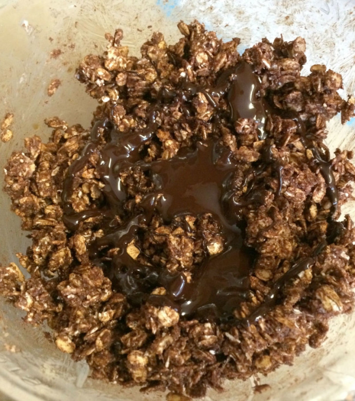 1. Этап. Шведские шоколадные шарики: Затем добавьте в массу растопленный шоколад и ванильный экстракт. Все тщательно перемешайте, чтобы масса была максимально однородной и поддавалась лепке.