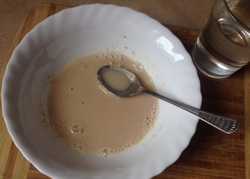 1. Этап. Булочки с медом: Добавляем примерно треть стакана теплой воды и тщательно перемешаем. Ставим в теплое место минут на 10-15.