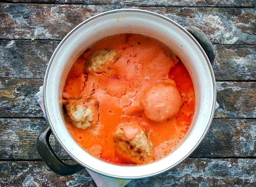 1. Этап. Тефтели как в столовой: Тефтели выложите в кастрюлю, залейте соусом и тушите на медленном огне 25-30 минут. Тефтели как в столовой готовы.