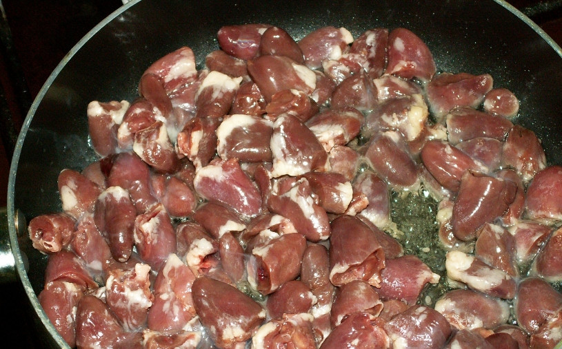 1. Этап. Сердечки со сметаной: 1. Сердечки хорошо промоем, обжарим на растительном масле, а потом добавим примерно полстакана воды и тушим под крышкой на небольшом огне.